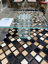 Afbeelding in Gallery-weergave laden, Bijzet tafel in geslepen glas
