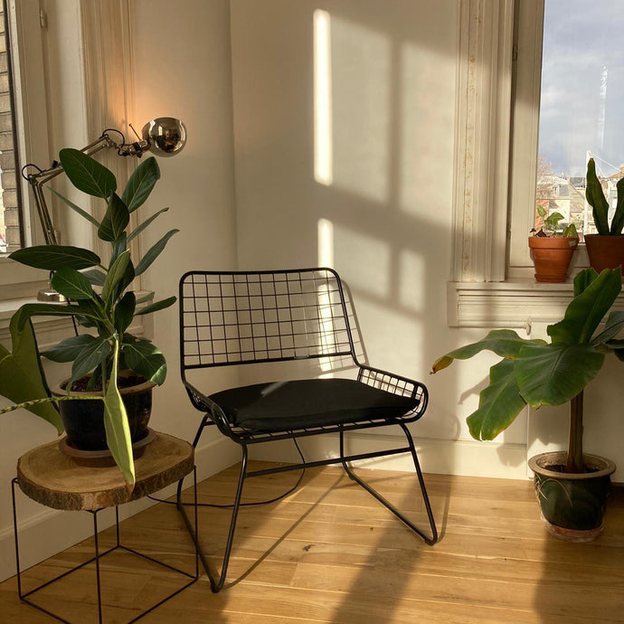 Vintage metalen stoel past perfect in moderne interieur