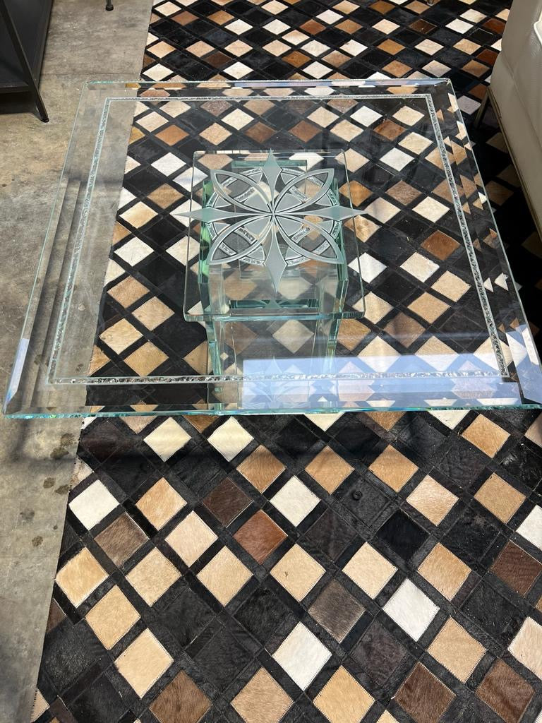 Bijzet tafel in geslepen glas