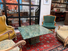 Load image into Gallery viewer, Een prachtige groene granieten salontafel, perfect voor elk interieur
