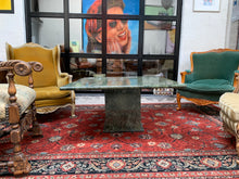 Load image into Gallery viewer, Een unieke groene granieten salontafel die zowel stijlvol als duurzaam is
